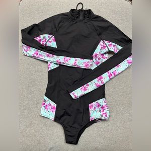 NWOT O’Neill women’s long sleeve surf suit. Brand new with our tags size M
